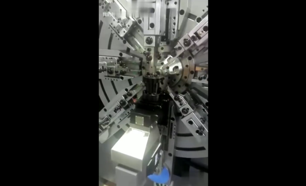 展會(huì)現場演示制造拉(la)簧過程